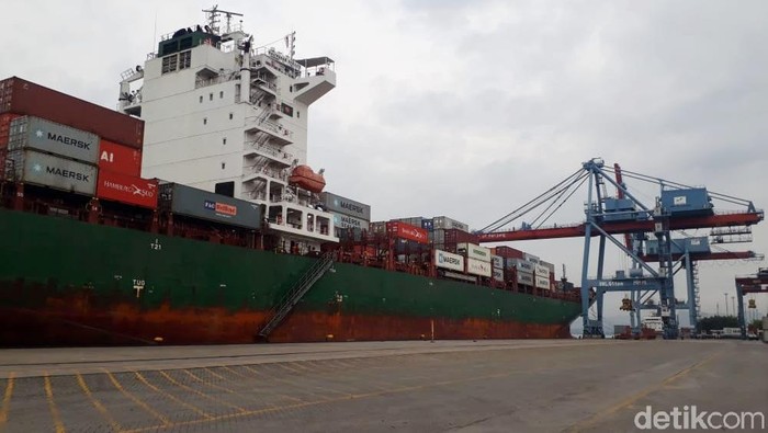 Pelabuhan Panjang di Lampung kedatangan kapal raksasa berkapasitas 4.000 TEUs (standar peti kemas 20 kaki) secara perdana pada Senin (25/3) kemarin.