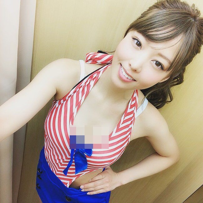  Unggahan foto Shihomi itu pun membuat banyak netizen terkejut melihat ikan yang tergantung tepat di atas baknya, menempati sebagian besar ruang di atasnya. Foto: Instagram