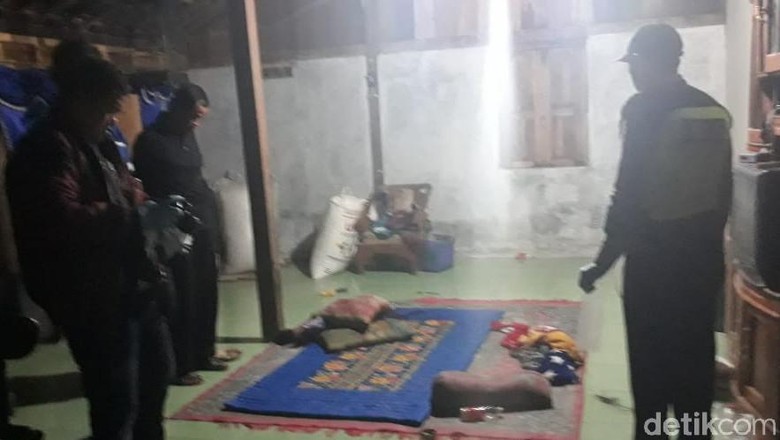 Ibu Muda di Ngawi yang Tewas Berlumuran Darah Diduga Korban Pembunuhan Ibu Muda di Ngawi yang Tewas Berlumuran Darah Diduga Korban Pembunuhan