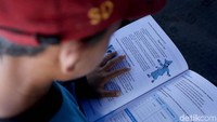 Anak-anak SD di Pulau Kayoa, rutin mengunjungi Kapal Bahtera Seva III pada hari Jumat, untuk membaca di perpustakaan.