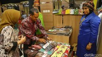 Batik karya narapidana juga dipamerkan.