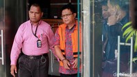 Praperadilan itu disebut diajukan Ahmad terkait penetapannya sebagai tersangka kasus dugaan korupsi penggunaan dana bantuan partai politik DPC PPP Kabupaten Jepara 2011-2014 oleh Kejaksaan Tinggi Jawa Tengah. Agar status tersangkanya gugur, Ahmad diduga memberikan Rp 700 juta kepada Lasito.