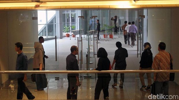 Sejumlah Stasiun MRT terintegrasi dengan gedung-gedung di sekitarnya. Salah satunya adalah dengan Mal Blok M Plaza.