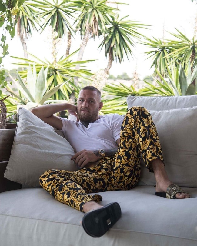Conor McGregor mengenakan celana dari Versace seharga US$ 770 atau Rp 11 jutaan. Foto: Dok. Instagram @thenotoriousmma