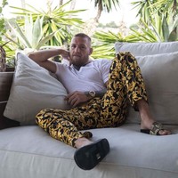 Conor McGregor mengenakan celana dari Versace seharga US$ 770 atau Rp 11 jutaan. Foto: Dok. Instagram @thenotoriousmma