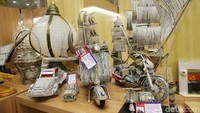 Miniatur kapal pinisi dan vespa juga dipajang di Pameran Unggulan Produk Narapidana.