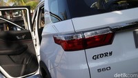 Karena ini menjadi adik dari Glory 580, boleh dikatakan DFSK menyiapkan mobil ini untuk mengatasi pesaingnya seperti Toyota Rush dan Daihatsu Terios serta mobil sejenis seperti Honda BR-V.