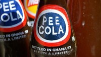 Produsen minuman asal Ghana ini, berani menamakan minuman mereka sebagai Pee Cola atau air kencing cola. Foto: Istimewa