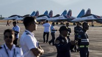 Pengunjung mengamati kumpulan pesawat tempur saat pembukaan pameran Langkawi International Maritime and Aerospace (LIMA) 2019 di Langkawi, Malaysia, Selasa (26/3/2019). Pameran alutsista kemaritiman dan kedirgantaraan tersebut berlangsung 26-30 Maret 2019. ANTARA FOTO/M Agung Rajasa.