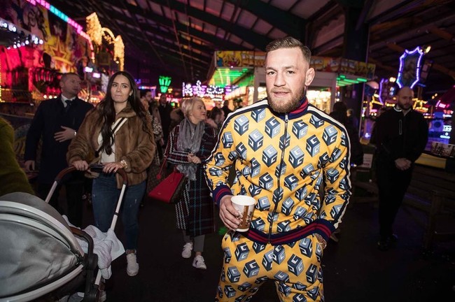 McGregor mengenakan setelan jaket dan sweatpants satin-jersey keluaran Gucci yang kini sudah terjual habis. Foto: Dok. Instagram @thenotoriousmma