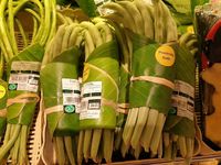 Keren! Supermarket Ini Pakai Daun Pisang Untuk Pengganti Plastik