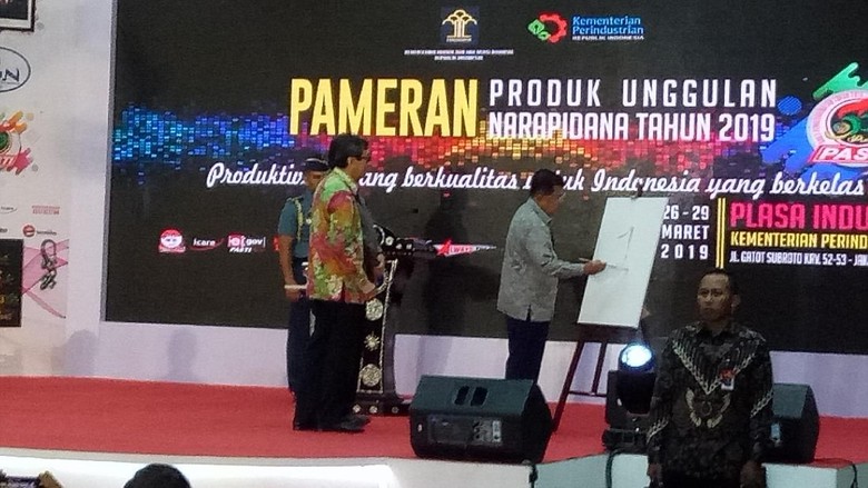 Tawa Membahana Saat JK Goreskan Angka 1 di Pembukaan Pameran Narapidana Tawa Membahana Saat JK Goreskan Angka 1 di Pembukaan Pameran Narapidana