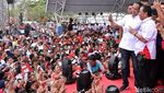 Momen Jokowi-Iriana Foto Bersama Pendukung di Kampanye Terbuka