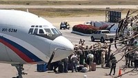 Dilaporkan Javier Mayorca, seorang wartawan Venezuela, via Twitter bahwa dirinya melihat 100 tentara dan 35 ton perlengkapan keluar dari dua pesawat Rusia tersebut. Menurut Mayorca, jenderal militer Rusia bernama Vasily Tonkoshkurov memimpin pasukan saat mereka keluar dari pesawat. Foto: Federico Black B via news.com.au