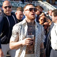 Gaya santai Conor memakai kemeja Louis Vuitton dan kacamata hitam Gucci. Foto: Dok. Instagram @thenotoriousmma