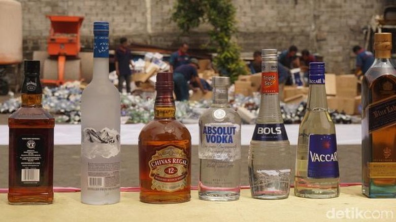 56.644 Botol Miras dari Singapura Senilai Rp 40 Miliar Dimusnahkan 56.644 Botol Miras dari Singapura Senilai Rp 40 Miliar Dimusnahkan