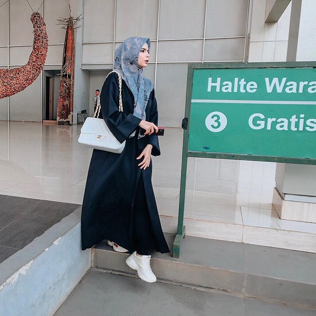 Di keseharian, Dinda sepertinya lebih senang tampil simple tanpa banyak layering atau outerwear. Ia juga kerap memilih warna netral dan lembut. Foto: Instagram