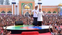 Selain kompak memakai baju warna putih, Jokowi-Iriana juga kompak mengacungkan jempol bersama di hadapan ribuan pendukung. (Istimewa).
