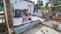 Korban gempa bermain di rumahnya yang roboh akibat gempa di Desa Dopang, Kecamatan Gunungsari, Lombok Barat, NTB, Selasa (26/3/2019). ANTARA FOTO/Ahmad Subaidi.