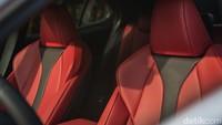 Lexus UX adalah Luxury Crossover pertama yang telah dilengkapi dengan Seat Heater and Cooler. Tak hanya itu, kursi kinetik yang dibalut dengan Semi-Aniline leather dapat melakukan adaptasi sempurna pada struktur tubuh manusia ketika sedang dikendarai. Keluar masuk kabin juga terasa menjadi lebih mudah melalui penempatan titik pinggul yang optimal karena bentuk bantalan kursi yang unik. Hal ini merupakan kenyamanan yang didesain khusus untuk kebutuhan wanita.