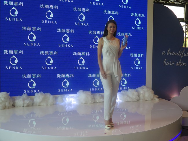 Setelah selesai syuting, Yuki mengaku akan langsung menghapus makeup di kendaraan dalam perjalanan pulangnya menuju rumah. Ia menggunakan produk serupa micelar water untuk mengangkat makeup dan kotoran di wajah.  Foto: Rahmi Anjani/Wolipop