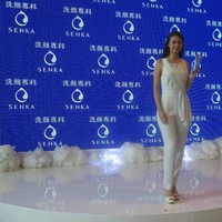 Setelah selesai syuting, Yuki mengaku akan langsung menghapus makeup di kendaraan dalam perjalanan pulangnya menuju rumah. Ia menggunakan produk serupa micelar water untuk mengangkat makeup dan kotoran di wajah.  Foto: Rahmi Anjani/Wolipop