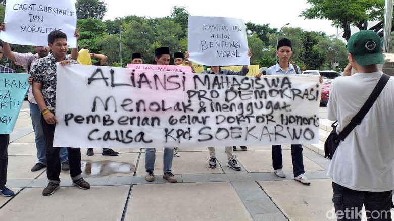 Mahasiswa UIN Sunan Ampel Tolak Pemberian Gelar Doktor untuk Soekarwo Mahasiswa UIN Sunan Ampel Tolak Pemberian Gelar Doktor untuk Soekarwo