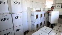 Petugas tengah merapikan sejumlah kotak suara di Kecamatan Menteng, Jakarta, Selasa (26/3/2019).