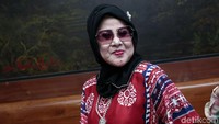 Elvy Sukaesih saat ditemui di kawasan Pejaten, Jakarta Selatan pada Selasa (26/3). Pool/Palevi S/detiKFoto.
