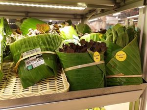 Keren! Supermarket Ini Pakai Daun Pisang Untuk Pengganti Plastik