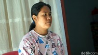 Ibu Agnes mulai membuat sambal roa pada 2012 silam. Tapi akhirnya terjun total pada Januari 2018. Omzetnya cukup menggiurkan lho. (Wahyu/detikcom)