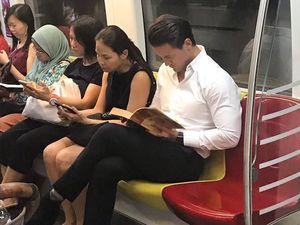 Cowok Ganteng Lagi Baca Buku di MRT Jadi Sensasi di Internet