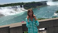 Gayanya berfoto di Air Terjun Niagara, Kanada. (kisa_awn/Instagram)