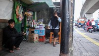 Pedagang kaki lima yang membuat warung kecil di pinggir jalan justru merasa diuntungkan dengan adanya MRT ini, sejumlah ojol yang menunggu penumpang pun jadi target penjualannya.