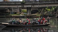Perahu ini menyeberangkan warga dari Kelurahan Pejagalan menuju Kelurahan Kapuk Muara (Kecamatan Penjaringan) atau sebaliknya.