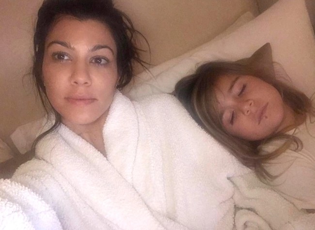 Santai bersama putrinya Penelope, Kourtney Kardashian berfoto selfie tanpa makeup, dengan berbalut jubah mandi. Foto: Instagram