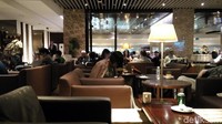 Naik kelas bisnis, traveler akan mendapat fasilitas lounge. Kalau di Soetta, traveler bisa beristirahat di Sapphire Lounge T3. Kalau di Changi, traveler akan diberi akses masuk ke SilverKris Lounge di T3 (Wahyu/detikcom) 