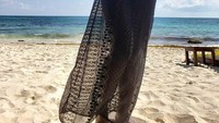 Aktris 36 tahun ini sedang menikmati suasana pantai di Meksiko. Air kelapa segar pun jadi pilihan Nyongo. Foto: Instagram lupitanyongo