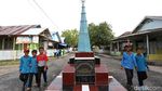 Potret Tugu Khatulistiwa di Pulau Kayoa