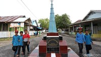 Selain di Pontianak dan Kayoa, tiga Tugu Khatulistiwa lainnya berada di Pulau Kawe, Kepulauan Raja Ampat, Papua Barat, Parigi Moutong, Sulawesi Tengah, dan Bonjol, Sumatera Barat.