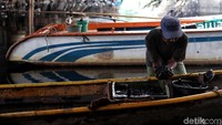 Mereka mencari cacing sutra ini di endapan lumpur sekitar sungai.