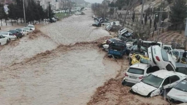 Banjir Bandang Terjang Iran, 19 Orang Tewas dan 119 Luka-luka Banjir Bandang Terjang Iran, 19 Orang Tewas dan 119 Luka-luka
