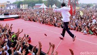 Jokowi berlari di atas panggung untuk menyapa pendukungnya saat kampanye terbuka di Dumai, Riau, Selasa (26/3/2019). (Istimewa).