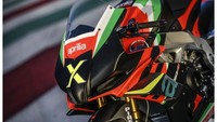 Jika dilihat dari tampilan yang disajikan motor bongsor ini memang sudah sangat siap untuk diajak ng-gas di aspal sirkuit. Dan benar saja, pabrikan asal Italia inipun menjanjikan performa yang luar baisa, yakni mampu menyemburkan 225 tenaga kuda dengan bobot berat 165 kg. Foto: Pool (visordown)