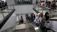 Fase uji coba MRT memang telah usai. Namun, bagi warga yang ingin mencoba moda transportasi baru di Jakarta itu masih gratis alias belum dipungut biaya.