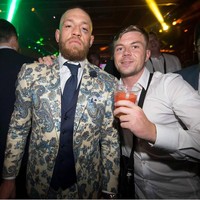 Motif paisley dari setelan David August kembali membuat atlet 30 tahun ini jadi pusat atensi. Foto: Dok. Instagram @thenotoriousmma