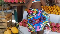 Pose keren Nyongo kali ini ada di depan buah-buahan segar. Ia pun terlihat hendak menyantap buah naga segar di tangannya. Foto: Instagram lupitanyongo