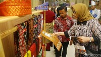 Pengunjung melihat-lihat batik karya narapidana.