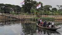 Warga memilih menggunakan eretan karena bisa menghemat waktu tempuh 5 menit dari Kapuk Muara ke Pejagalan.
