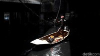 Menurut keterangan warga para pencari cacing sutra di Kali Cagak itu telah lama dilakukan sejak puluhan tahun.